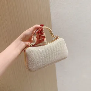 Elegante glinsterende kristallen avondtas met metalen handvat voor feest en bruiloft.