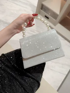 Sac de soirée argenté étincelant avec poignée en perles élégantes pour fêtes et mariages.