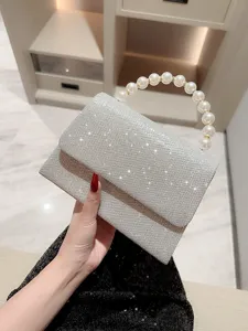 Sac de soirée scintillant en strass avec poignée de perles élégante pour mariage.