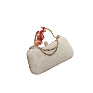 Sprankelende strass avondtas clutch met elegante metalen handgreep voor feest en huwelijk.