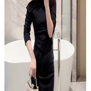 Elegant rhinestone evening clutch bag for women, sparkling diamond party handbag for wedding.