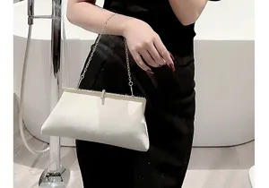 Élégante sac de soirée en velours rétro avec strass étincelants et chaîne dorée pour femmes.