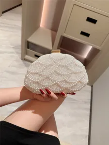 Elegante bolso de mano con cuentas de perlas blancas para fiestas nocturnas y bodas formales.