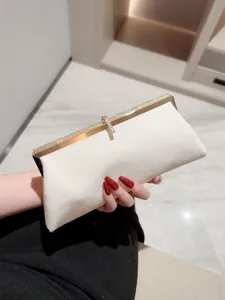 Élégante pochette de soirée en velours blanc avec strass scintillants et cadre doré pour femmes.