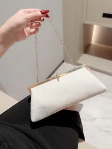 Élégante pochette de soirée en velours blanc avec chaîne dorée et fermoir strass.