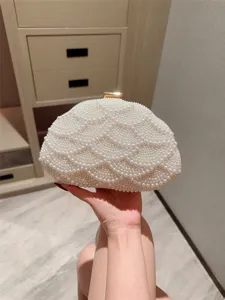 Elegante bolso de mano de noche con cuentas de perlas blancas para fiesta formal de bodas.