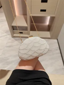 Elegante bolso de noche de perlas con cadena dorada para fiestas formales y banquetes.
