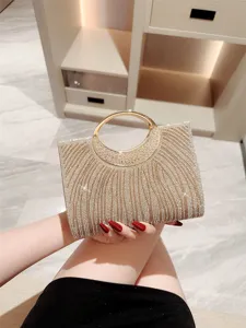 Elegante borsa da sera dorata con strass e manico in metallo rotondo per feste nuziali.