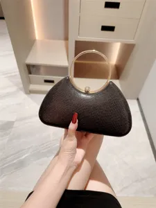 Élégant sac de soirée pailleté noir avec poignée ronde dorée pour femme banquet.