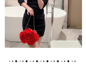 Detailaufnahme der roten Rosen Abendtasche, elegantes Stoffblumen Design fuer besondere Anlaesse.