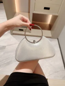 Élégante pochette de soirée argentée scintillante avec poignée ronde pour mariage.