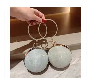 Sac de soirée rond et brillant en strass avec poignée anneau métal, pochette cristal.