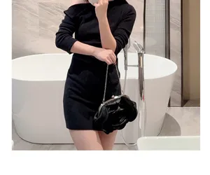 Schwarze Abendtasche mit Blumen-Design, Metallverschluss und Kette für elegante Partys.