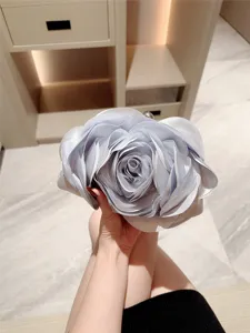 Elegante 3D Rosen Blumen Abendtasche Clutch für Hochzeiten, Partys und Bälle in Hellblau.