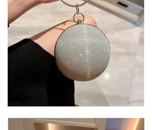 Détail du sac de soirée sphérique en strass scintillants avec cristaux et poignée anneau.