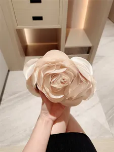 Elegante Blumen Abendtasche, romantische champagnerfarbene Satin Rosen Handtasche Party.
