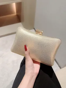 Élégant sac de soirée doré avec fermoir strass scintillant, idéal pour mariages et fêtes.