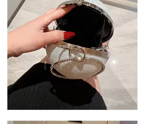 Détail d'un sac de soirée sphérique étincelant avec strass et poignée ronde en métal.