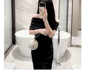 Vue rapprochée du sac de soirée sphérique en strass étincelant avec poignée en métal.