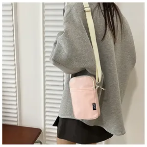 Detailansicht der rosa Mini Umhaengetasche mit verstellbarem Gurt und praktischer Tasche.