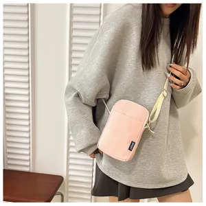 Rosa Nylon Umhängetasche für Handys, lässige einfarbige Messenger Tasche mit Sport Etikett.