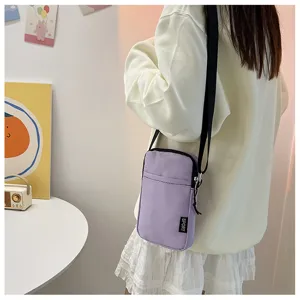 Modische violette Kord Umhängetasche für das Handy mit Schultergurt und Taschendetail.