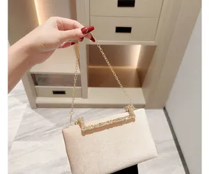 Schicke vintage Samt Abendtasche mit goldener Kette und glitzerndem Strass-Rahmen.