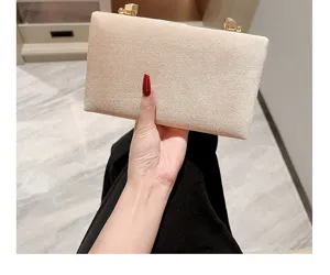 Detailaufnahme der luxuriösen Samt-Abendtasche mit glitzerndem Strass-Verschluss Element.