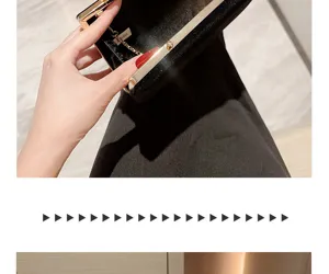 Schwarze Samt Clutch Tasche Detail mit goldenem Metallrahmen, Kette und edlem Innenraum.