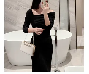 Detailaufnahme der luxuriösen Strass Abendtasche mit goldener Kette im modernen Bad.