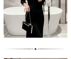 Detailaufnahme der schwarzen Samt-Abendtasche mit Strasssteinen und goldener Kette.