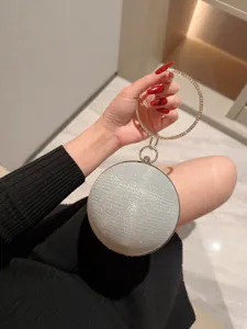 Élégant sac de soirée rond scintillant avec poignée anneau strass pour fête femme.