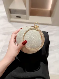Sac de soirée rond et brillant en strass avec poignée anneau doré pour belle fête.