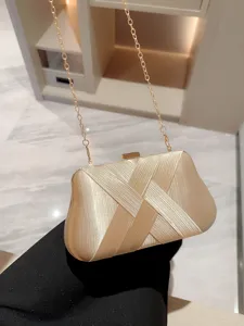 Κομψή χρυσή πλισέ σατέν βραδινή τσάντα clutch με μεταλλική αλυσίδα για φορέματα.