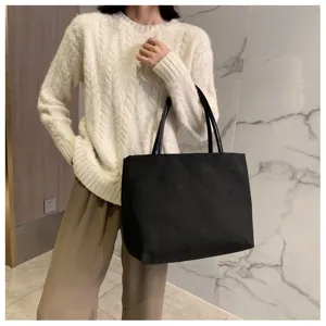 Sac cabas en toile noire minimaliste, grand sac porté épaule décontracté quotidien.