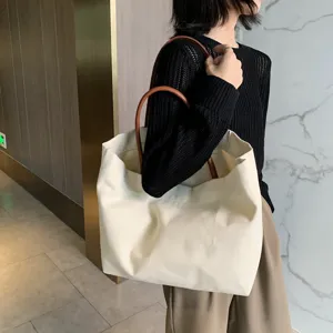 Grand sac cabas en toile pour femme, sac a epaule decontracte minimaliste et pratique.