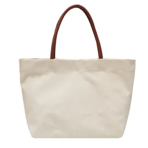Sac cabas en toile minimaliste avec poignees en cuir marron, grand sac epaule pour le quotidien.