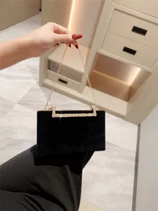 Elegante schwarze Samt-Abendtasche mit glitzerndem Strass-Kettenriemen für Damen.