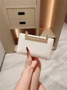 Elegante weiße Samt-Abendtasche Clutch mit luxuriösem Strass-Metallgriff für Damen Hochzeit.
