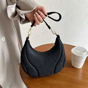 Stylish black hobo shoulder bag for women, versatile chic underarm commuting handbag.