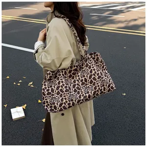 Stylish fashion leopard print tote bag with large capacity casual shoulder bag for daily.