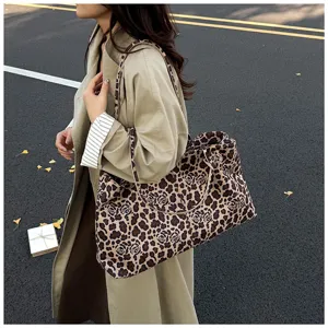 Leopard print tote bag for women, large capacity casual shoulder bag and stylish commuter handbag.