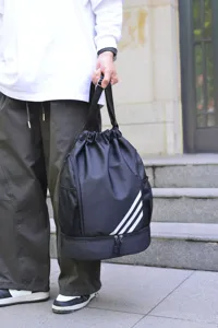 Μαύρο αθλητικό σακίδιο πλάτης με κορδόνι και θήκη, μεγάλη χωρητικότητα για προπόνηση.