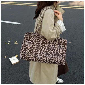 Large capacity leopard print tote bag casual stylish shoulder bag for women daily commute.
