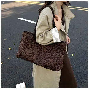 Stylish leopard print tote bag for women, large capacity casual shoulder handbag daily commute.