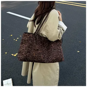 Stylish leopard print tote bag for women, large capacity shoulder bag casual handbag commuting.