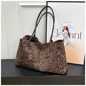 Stylish leopard print tote bag for women, large capacity casual shoulder bag for daily commute.