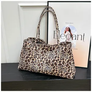 Stylish leopard print tote bag, large capacity casual shoulder bag for women daily commute.