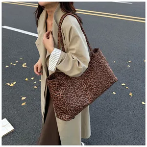 Stylish leopard print tote bag for women, large capacity casual shoulder bag for daily commute.
