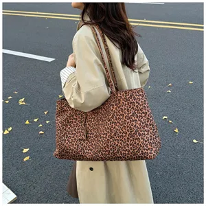 Large capacity leopard print tote bag, casual shoulder bag for daily commuting and fashion wear.